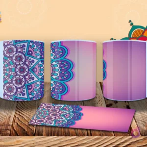 Taza con mandala en tonos púrpura, turquesa y fucsia, sobre un fondo degradado violeta. Patrón intrincado y llamativo. Mockup.