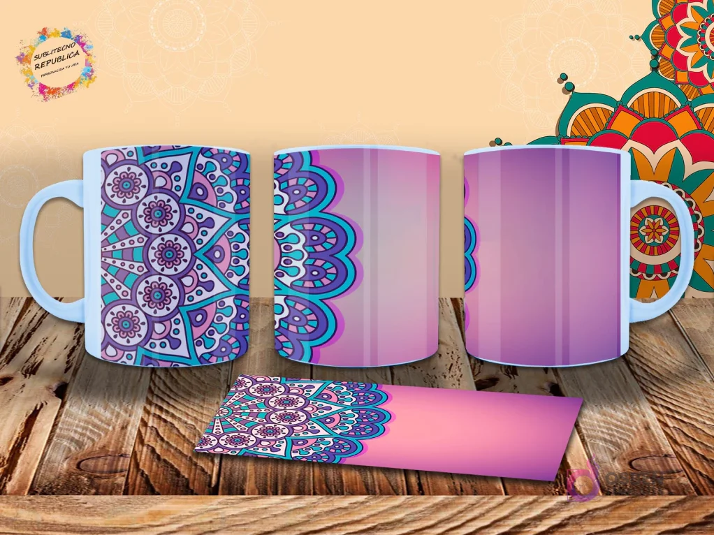 Taza con mandala en tonos púrpura, turquesa y fucsia, sobre un fondo degradado violeta. Patrón intrincado y llamativo. Mockup. Taza con mandala en tonos púrpura, turquesa y fucsia, sobre un fondo degradado violeta. Patrón intrincado y llamativo. Mockup.