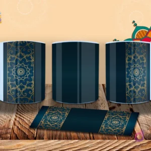 Taza con elegante diseño de mandala dorado sobre fondo azul oscuro profundo, con franjas verticales y patrones artísticos. Mockup.