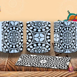 Taza con diseño de mandala geométrico en blanco y negro sobre fondo azul claro, con patrones circulares y abstractos. Mockup.