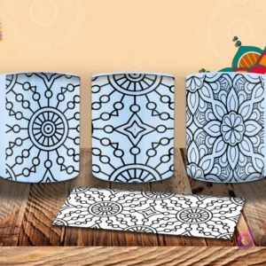 Taza con diseño de mandala floral contorneado en blanco y negro sobre fondo azul claro, con líneas suaves y orgánicas. Mockup.