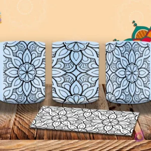 Taza con patrón de mandala floral intrincado en blanco y negro sobre fondo azul claro, con un diseño envolvente y detallado. Mockup.