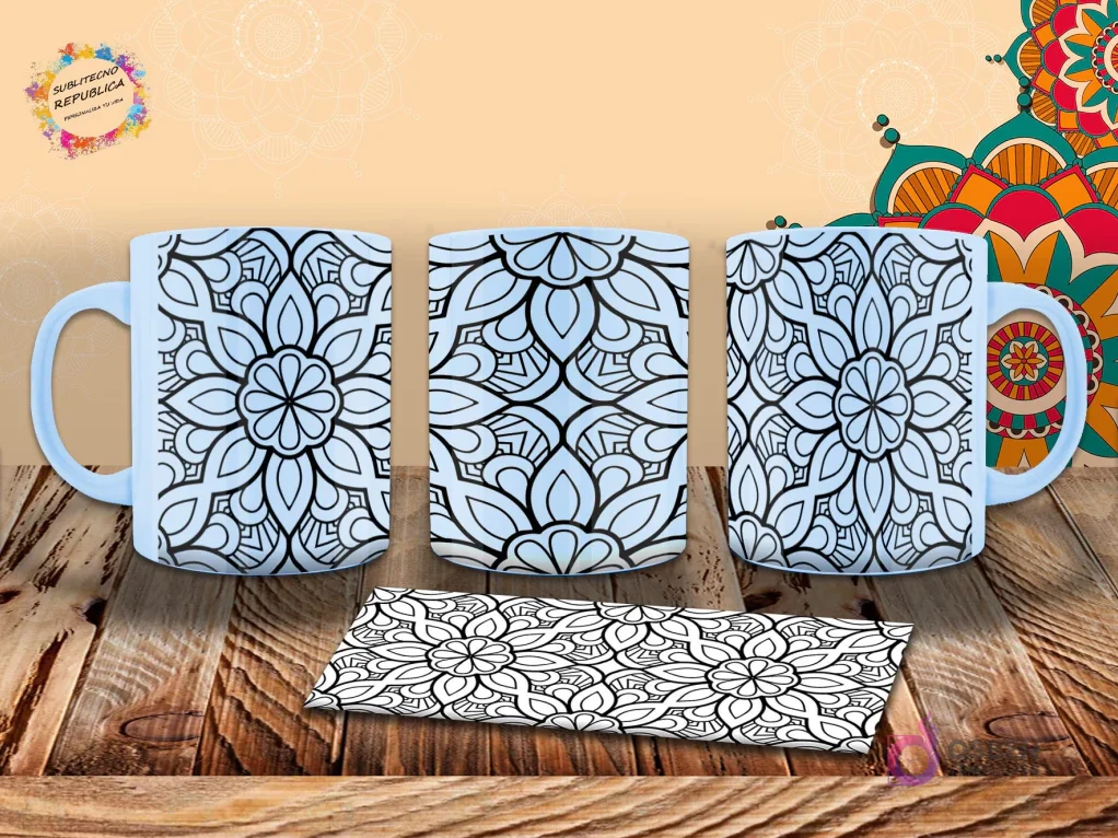 Taza con patrón de mandala floral intrincado en blanco y negro sobre fondo azul claro, con un diseño envolvente y detallado. Mockup. Taza con patrón de mandala floral intrincado en blanco y negro sobre fondo azul claro, con un diseño envolvente y detallado. Mockup.