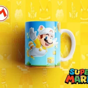 Taza sublimada con Mario Bros en su traje de mapache volador blanco (Tanooki Mario), saltando con monedas, sobre un fondo azul claro con nubes, fondo amarillo pixelado general y el logo de Super Mario.