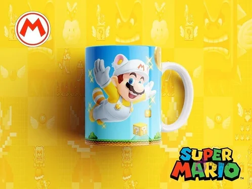 Taza sublimada con Mario Bros en su traje de mapache volador blanco (Tanooki Mario), saltando con monedas, sobre un fondo azul claro con nubes, fondo amarillo pixelado general y el logo de Super Mario. Taza sublimada con Mario Bros en su traje de mapache volador blanco (Tanooki Mario), saltando con monedas, sobre un fondo azul claro con nubes, fondo amarillo pixelado general y el logo de Super Mario.