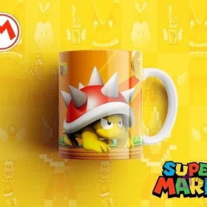 Taza sublimada con un Koopa Troopa con caparazón rojo espinoso, arrastrándose, sobre fondo naranja claro con césped, fondo amarillo pixelado general y el logo de Super Mario.