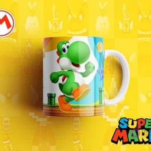 Taza sublimada con Yoshi, el dinosaurio verde amigo de Mario, caminando o corriendo, sobre fondo azul claro con nubes y césped, fondo amarillo pixelado general y el logo de Super Mario.