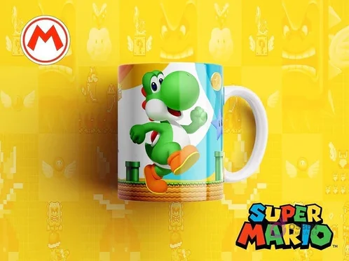 Taza sublimada con Yoshi, el dinosaurio verde amigo de Mario, caminando o corriendo, sobre fondo azul claro con nubes y césped, fondo amarillo pixelado general y el logo de Super Mario. Taza sublimada con Yoshi, el dinosaurio verde amigo de Mario, caminando o corriendo, sobre fondo azul claro con nubes y césped, fondo amarillo pixelado general y el logo de Super Mario.
