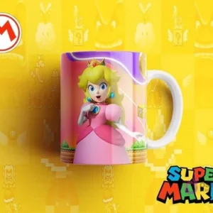Taza sublimada con la Princesa Peach, con su vestido rosa y corona, posando elegantemente, sobre fondo violeta claro con césped, fondo amarillo pixelado general y el logo de Super Mario.