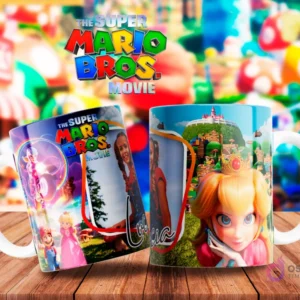 Par de tazas sublimadas con la Princesa Peach de Mario Bros La Película, una de ellas personalizada con el nombre 'Lucía', sobre un fondo del Reino Champiñón.
