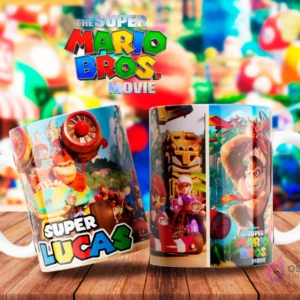 Par de tazas con escenas de Mario Kart de la película de Super Mario Bros, una personalizada con el nombre 'Lucas', sobre un fondo de paisaje animado.