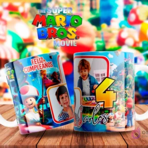 Dos tazas con personajes de Super Mario Bros como Toad y Mario, una con la frase 'Feliz Cumpleaños' y el nombre 'Carlos' con el número 4.