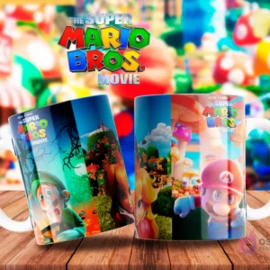 Par de tazas mostrando collages de escenas y personajes de la película de Super Mario Bros, incluyendo a Luigi, Bowser y Mario, con fondos variados del mundo de Mario.