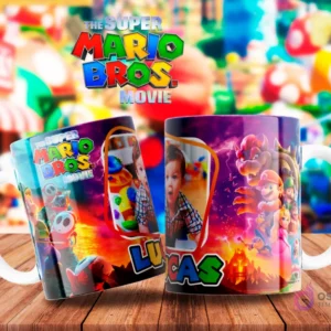 Dos tazas sublimadas con el villano Bowser de Super Mario Bros La Película, una personalizada con el nombre 'Lucas', sobre un fondo de fuego.