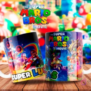 Tazas con Mario y Luigi en sus karts de Super Mario Bros La Película, una con el nombre 'Lucas', sobre una pista de carreras brillante.