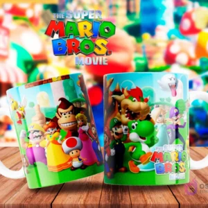 Par de tazas con el elenco completo de Super Mario Bros La Película: Mario, Luigi, Peach, Toad, Donkey Kong, Bowser, Yoshi, sobre un vibrante fondo del Reino Champiñón.
