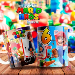 Dos tazas de Super Mario Bros, una con Mario y Luigi y la otra personalizada con el nombre 'Luis' y el número '6', sobre un paisaje animado.