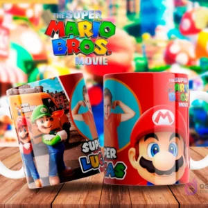 Tazas con Mario y Luigi en un entorno urbano de Super Mario Bros La Película, una personalizada con el nombre 'Lucas', sobre un fondo de ciudad.
