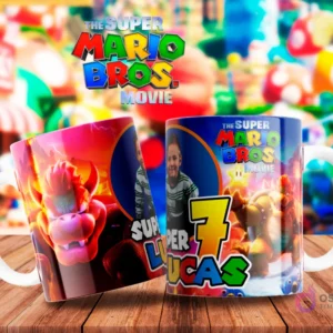 Tazas con el personaje Bowser de Super Mario Bros La Película, una personalizada con el nombre 'Lucas' y el número '7', sobre un fondo ardiente.