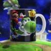 Taza sublimada con diseño de Mario volando con Yoshi y una Super Estrella de Super Mario Galaxy