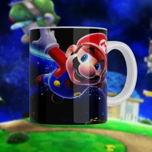 Taza sublimada con diseño de Mario volando con su gorra al viento en el espacio de Super Mario Galaxy