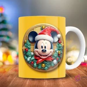 Mickey Mouse en gorro de Santa 3D sonriendo, enmarcado por una corona navideña dorada y verde, sobre una taza amarilla.