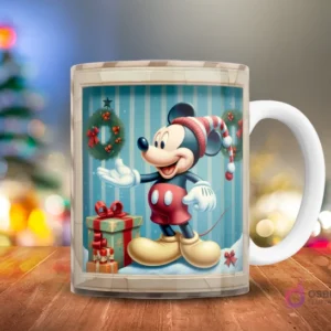 Mickey Mouse en gorro y bufanda navideña, junto a regalos envueltos, sobre fondo de rayas azules y blancas estilo marco 3D, en una taza.
