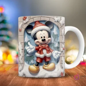 Mickey Mouse en traje de Santa con detalles de nieve 3D, rodeado de follaje invernal y adornos rojos, en una taza de sublimación.