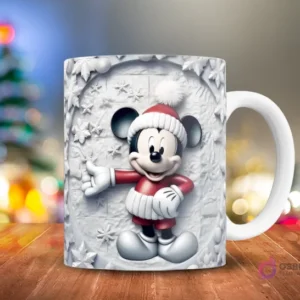 Mickey Mouse en traje de Santa y gorro con pompón, sobre un fondo de relieve blanco con motivos de hojas y nieve 3D.