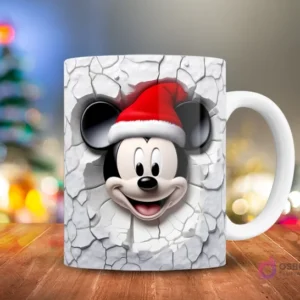 Primer plano de Mickey Mouse feliz con gorro de Santa, emergiendo de una pared agrietada blanca 3D, en una taza.