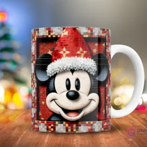 Mickey Mouse sonriendo con gorro de Santa estilo pixelado, sobre un fondo rojo con estrellas de colores 3D, en una taza.