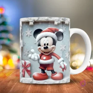 Mickey Mouse en traje de Santa y gorro rojo, sosteniendo un regalo, rodeado de copos de nieve 3D sobre fondo azul claro, en una taza.