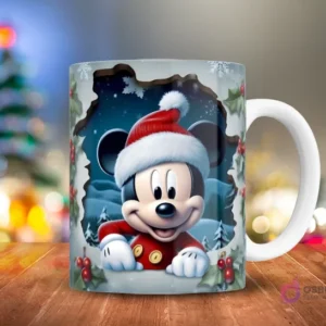 Mickey Mouse en traje de Santa asomándose desde un marco con nieve, pinos y muérdago 3D, sobre una taza.