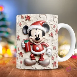 Mickey Mouse en traje de Santa sosteniendo un regalo, sobre un fondo blanco cremoso con relieves florales rojos 3D, en una taza.