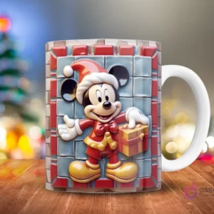 Mickey Mouse en traje de Santa con un regalo, sobre un fondo de bloques grises y rojos estilo mosaico 3D, en una taza.