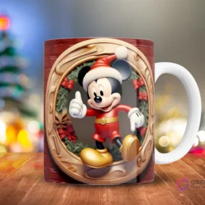 Mickey Mouse en traje de Santa y pulgar arriba, dentro de una corona navideña con lazos rojos y piñas 3D, en una taza.