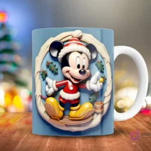 Mickey Mouse en gorro de Santa con adornos navideños verdes y rojos, dentro de un marco ovalado sobre fondo azul claro 3D, en una taza.