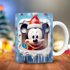 Primer plano de Mickey Mouse sonriente con gorro de Santa, dentro de un marco nevado con carámbanos y esferas de colores 3D, en una taza.