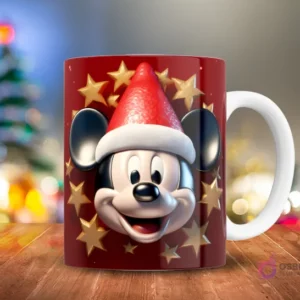 Primer plano de Mickey Mouse sonriendo con gorro de Santa, sobre un vibrante fondo rojo con estrellas doradas en 3D, en una taza.