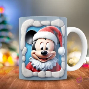 Mickey Mouse con gorro de Santa y barba de nieve 3D, dentro de un marco nevado y congelado sobre fondo azul claro, en una taza.