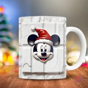 Primer plano de Mickey Mouse sonriendo con gorro de Santa y pompón, sobre un fondo de bloques blancos agrietados 3D, en una taza.