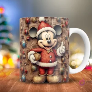 Mickey Mouse en traje de Santa con un adorno esférico, sobre un fondo detallado de esferas y volutas navideñas 3D, en una taza.