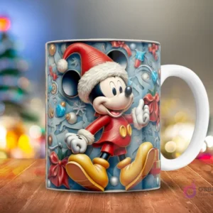 Mickey Mouse en traje de Santa con gorro y adornos, sobre un fondo azul claro con estrellas, lazos y elementos navideños 3D, en una taza.