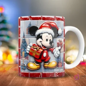 Mickey Mouse en traje de Santa con un regalo, sobre un fondo de bloques rojos y grises con árboles de Navidad 3D, en una taza.