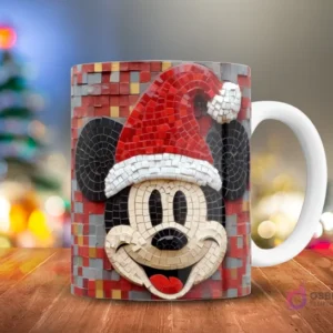 Mickey Mouse con gorro de Santa estilo mosaico, sobre un fondo de mosaico rojo, gris y dorado 3D, en una taza.