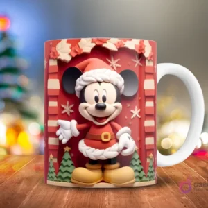 Mickey Mouse en traje de Santa con gorro blanco, rodeado de árboles de Navidad y lazos rojos 3D, sobre un fondo rojizo, en una taza.