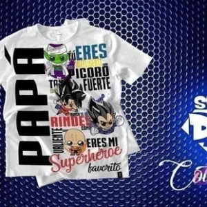 Mockup de camiseta blanca de sublimación con diseño de personajes chibi de Dragon Ball (Piccolo, Goku, Vegeta, Krillin) y textos 'PAPÁ', 'Valiente', 'Fuerte', 'Mi Superhéroe Favorito' para el Día del Padre.