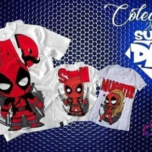 Mockup de tres camisetas blancas de sublimación (adulto, niño, niña) con diseños chibi de Deadpool y textos 'DAD', 'SON', 'DAUGHTER', ideal para toda la familia.
