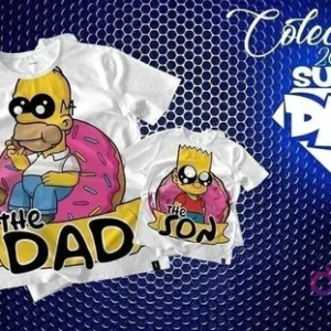 Mockup de camisetas blancas de sublimación (adulto y niño) con diseños chibi de Homer Simpson ('THE DAD') comiendo una dona y Bart Simpson ('THE SON'), perfecto para fans.