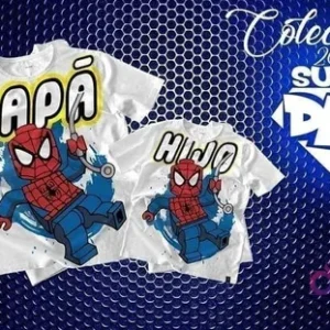 Mockup de camisetas blancas de sublimación (adulto y niño) con diseños chibi de Spider-Man en estilo Lego y textos 'PAPÁ' y 'HIJO', un regalo ideal para padres fans.
